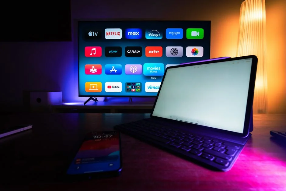 creative Vue en plongée d’un bureau de travail élégant avec deux écrans, un clavier, une souris et des accessoires modernes.